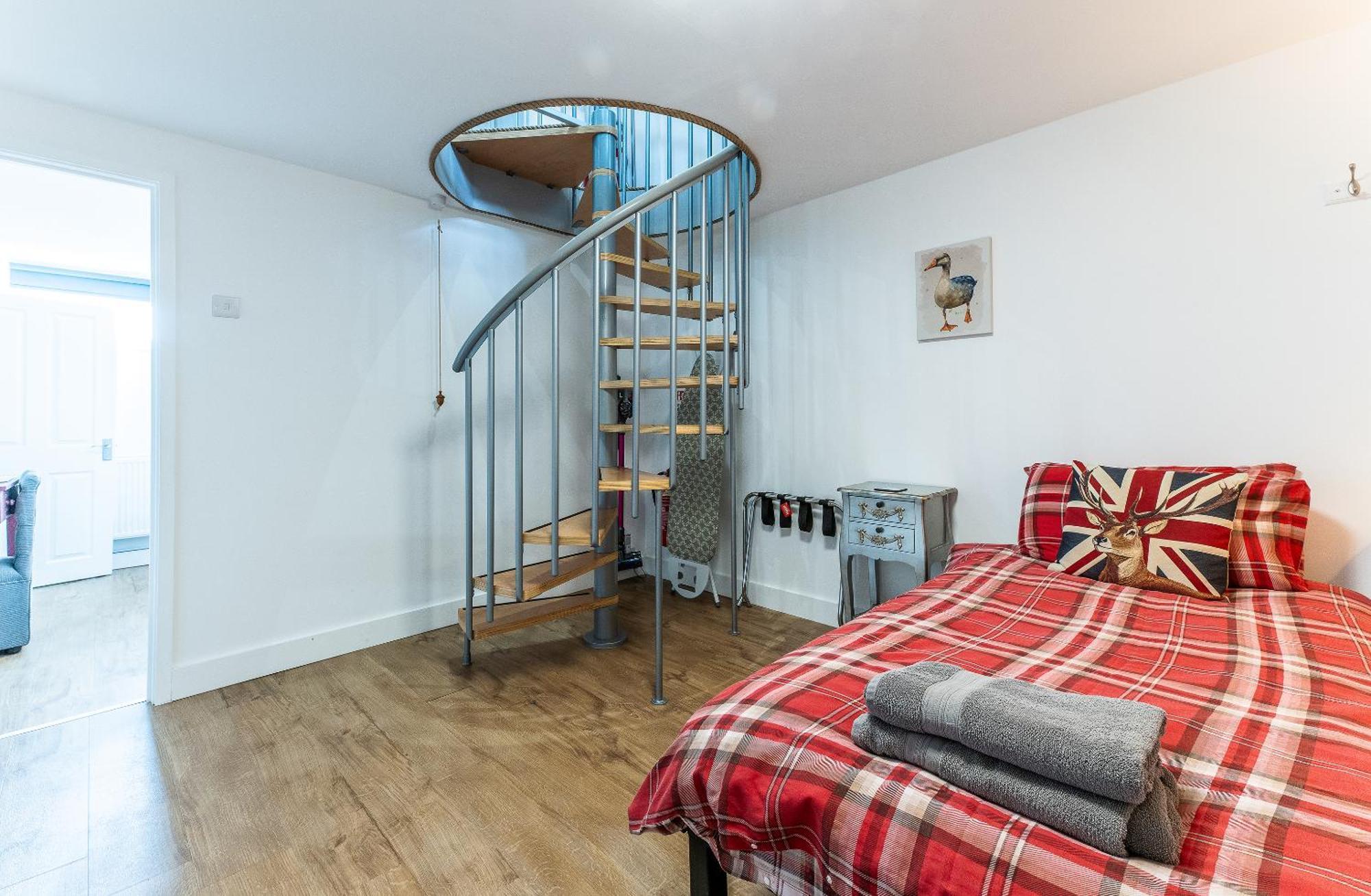 Upside Down House - Sleeps Up To 6 Guests - Great For Family And Friends Gatherings,Corporate Events ,Near Sherwood Forest At Fairview Farm In Nottingham Set In 88 Acres Exterior foto