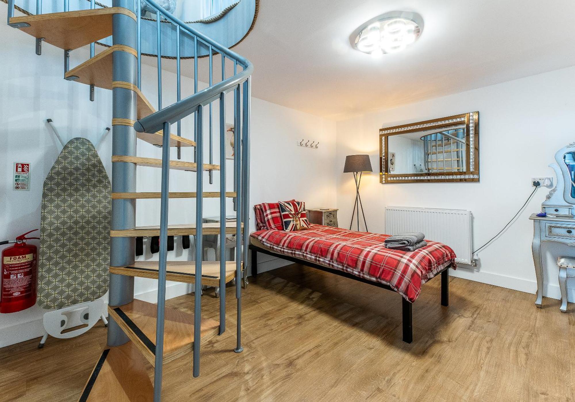 Upside Down House - Sleeps Up To 6 Guests - Great For Family And Friends Gatherings,Corporate Events ,Near Sherwood Forest At Fairview Farm In Nottingham Set In 88 Acres Exterior foto