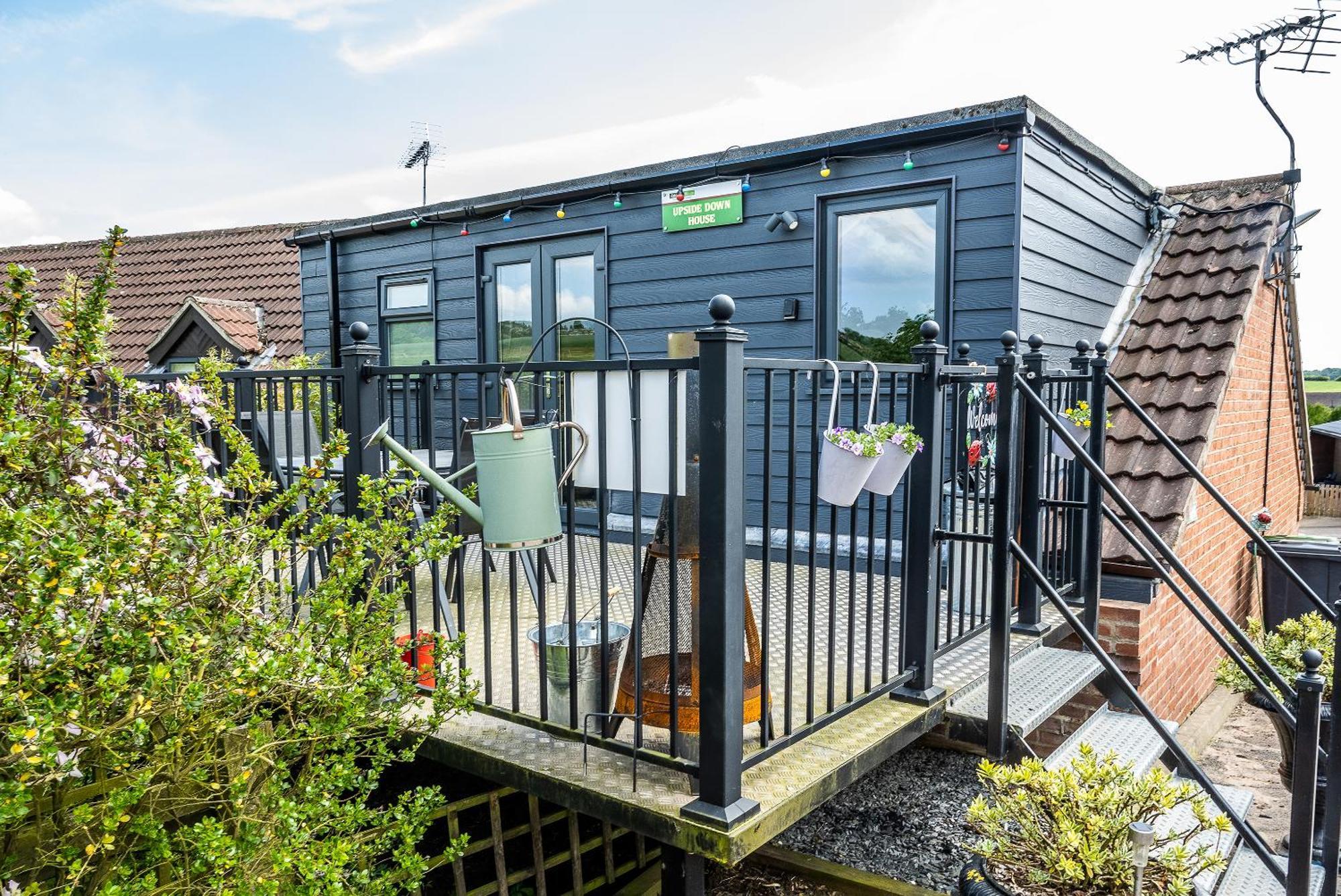 Upside Down House - Sleeps Up To 6 Guests - Great For Family And Friends Gatherings,Corporate Events ,Near Sherwood Forest At Fairview Farm In Nottingham Set In 88 Acres Exterior foto